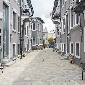 Cozy Small Near Park Apartament